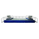 Bühnenbeispie: 35 m² große Bühne; 24 Bühnenelemente mit der Größe 122 x 122 cm mit zwei Podesten, gerader Front seitlichen Geländern, links und rechts mit zweistufiger Treppe, blaue Bühnen-Verkleidungen