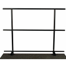 Geländer: Die Geländer sind 107 cm hoch. Folgende Längen sind verfügbar: 76 cm, 91 cm und 122 cm. Alle Geländer sind mit einem Stuhlstopp und einem Mittelgeländer ausgerüstet. Die Geländer werden mit strapazierfähigen Klemmen an den Bühnen befestigt.